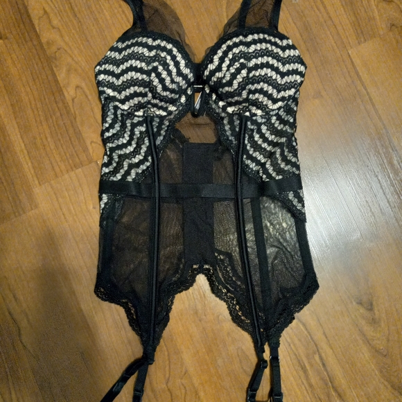 NWOT VS Push Up Lingerie - Picture 2 of 7